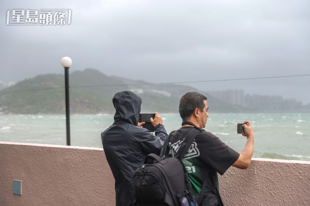 有人專程到杏花村觀浪。何家豪攝