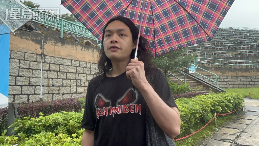 Alvin由澳洲回港，到家驹墓前致祭。