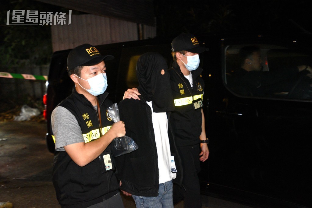 海關人員元朗私煙倉拘獲兩人。資料圖片