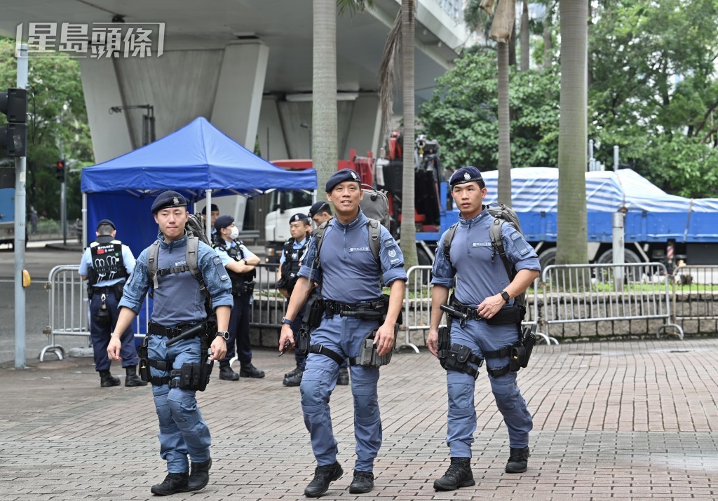 警方在法院外戒備。