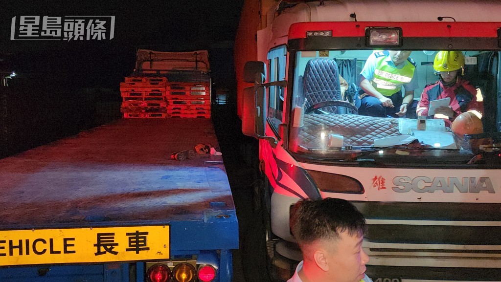 货柜车司机被夹困于两车之间死亡。