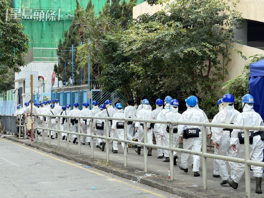 災難遇害者辨認組人員再進入火場。梁國峰攝 災難遇害者辨認組人員再進入火場。梁國峰攝