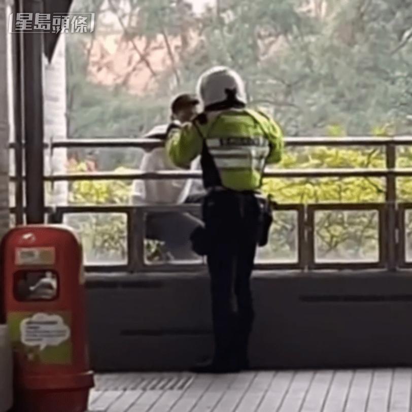 警员在旁劝止：“落嚟先讲，落嚟呀！落嚟畀个机会你。”