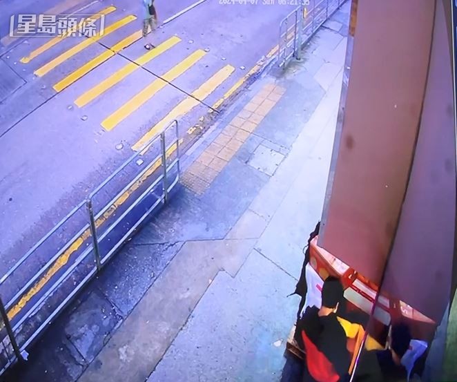 男子继续搬生果箱。梁国峰摄