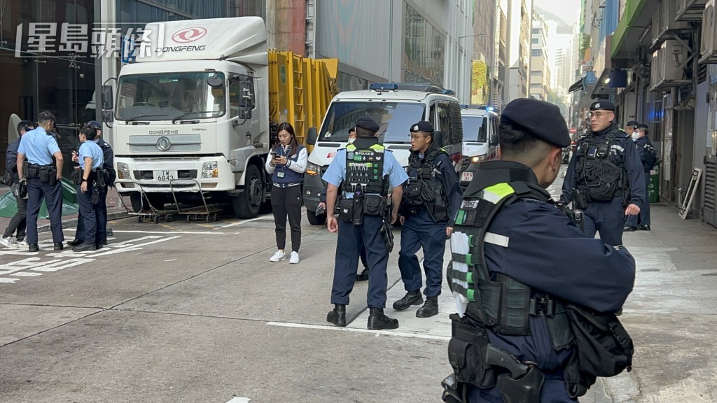 大批警员调查案件。 大批警员调查案件。