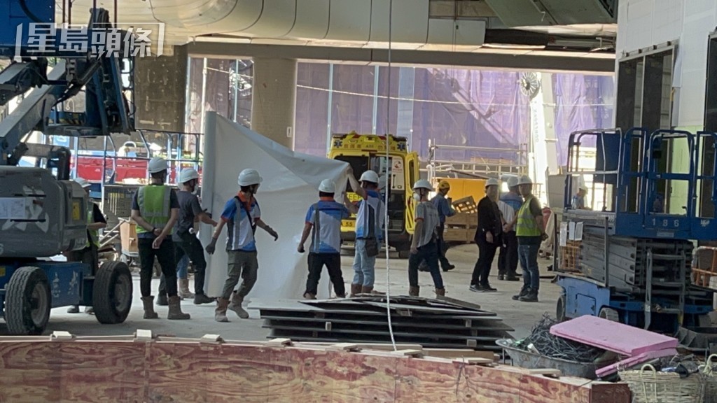 消防在現場開闢一條救援通道,將傷者由工傷事發現場經擔架床直送上救護車。(楊偉亨攝) 消防在現場開闢一條救援通道,將傷者由工傷事發現場經擔架床直送上救護車。(楊偉亨攝)