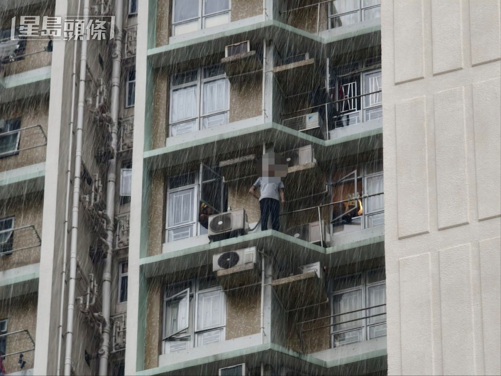 男子危站時一度風雨交加。尹敬堂攝 男子危站時一度風雨交加。尹敬堂攝