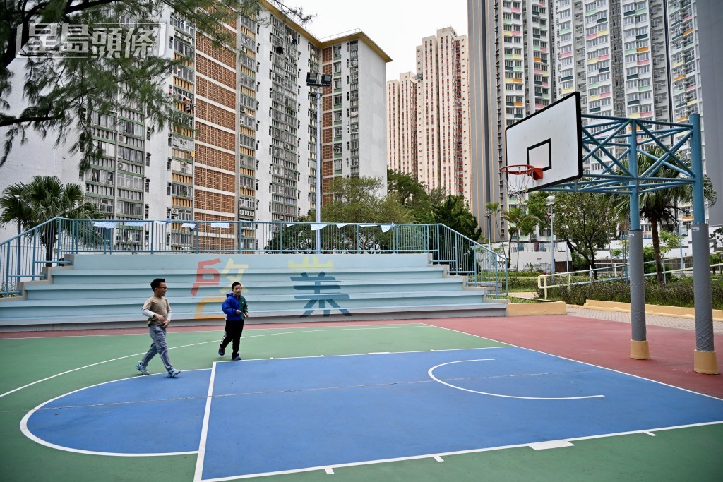 將「啟業邨」中英文字樣結合六種日出主題色彩融入看台設計。