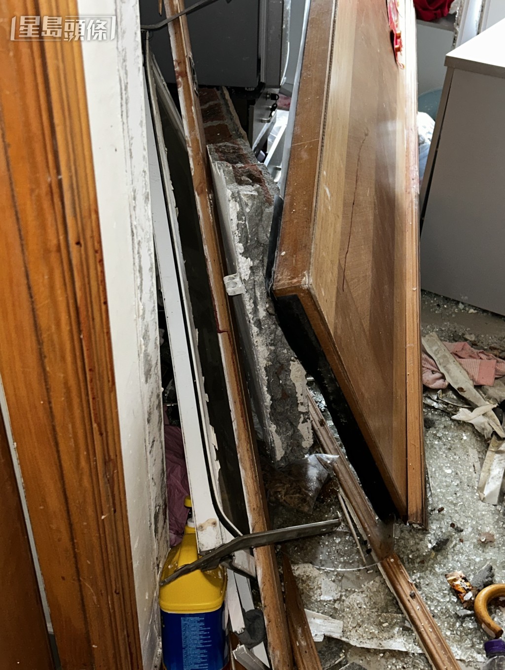 屋內凌亂不堪。 屋內凌亂不堪。