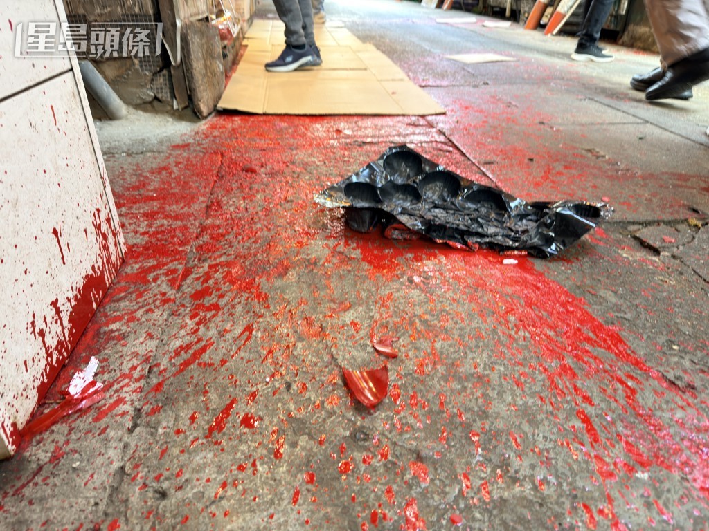 舖頭門外滿地紅漆。 舖頭門外滿地紅漆。