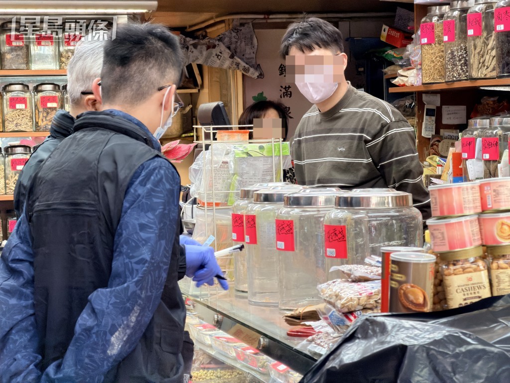 人員在店內調查。