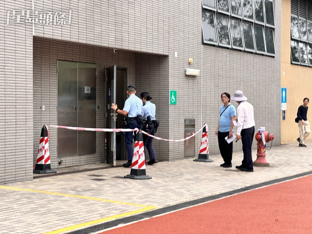 警员封锁现场调查。梁国峰摄