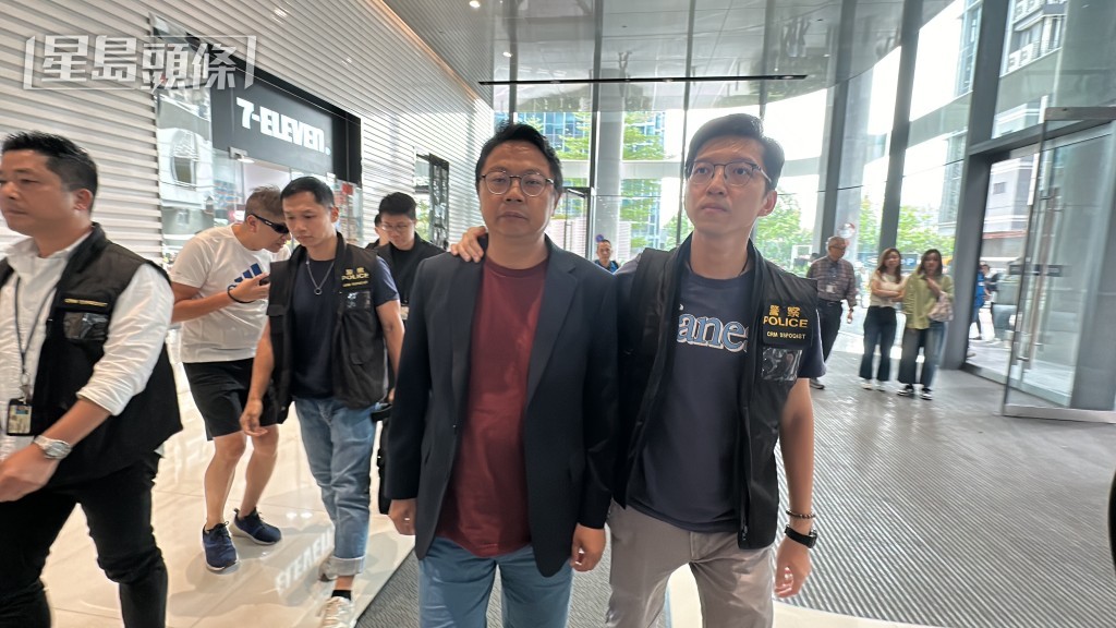 朱江瑋被帶到宏利廣場寫字樓搜證。梁國峰攝 朱江瑋被帶到宏利廣場寫字樓搜證。梁國峰攝