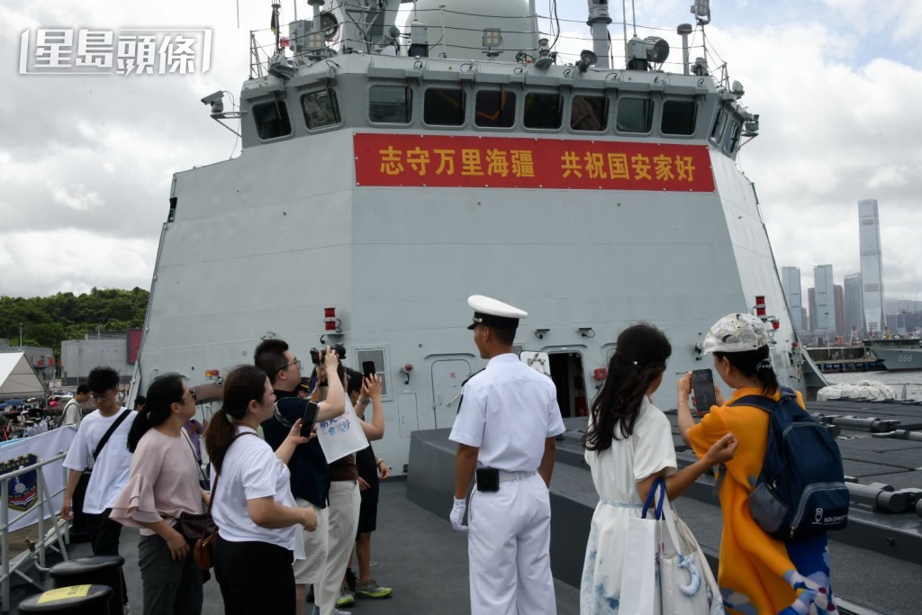 大批市民參觀軍艦。 大批市民參觀軍艦。
