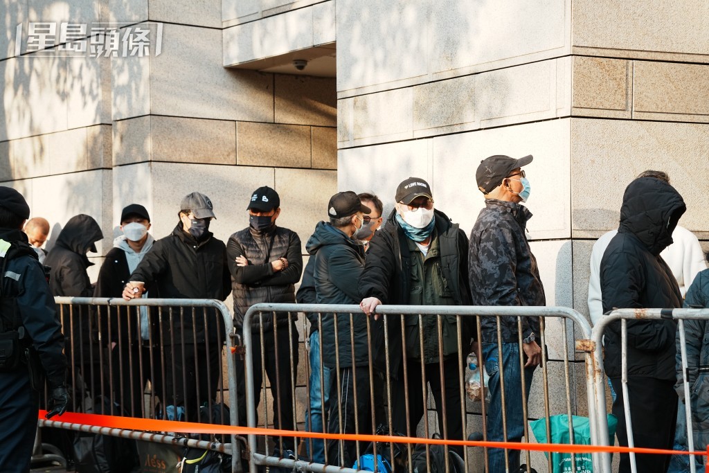 排隊旁聽人龍。汪旭峰攝 排隊旁聽人龍。汪旭峰攝