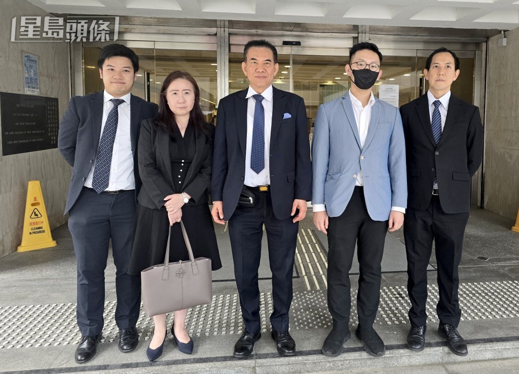 盧彥銘(右二、戴口罩)與代表大狀潘展平(中)。劉曉曦攝 盧彥銘(右二、戴口罩)與代表大狀潘展平(中)。劉曉曦攝