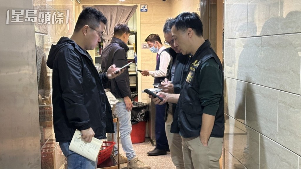 西九龍總區刑事總部警司鍾雅倫(右)案發後曾到場調查。資料圖片 西九龍總區刑事總部警司鍾雅倫(右)案發後曾到場調查。資料圖片