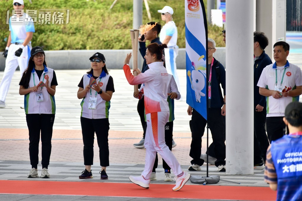 劍擊運動員佘繕妡負責最後一棒。盧江球攝 劍擊運動員佘繕妡負責最後一棒。盧江球攝