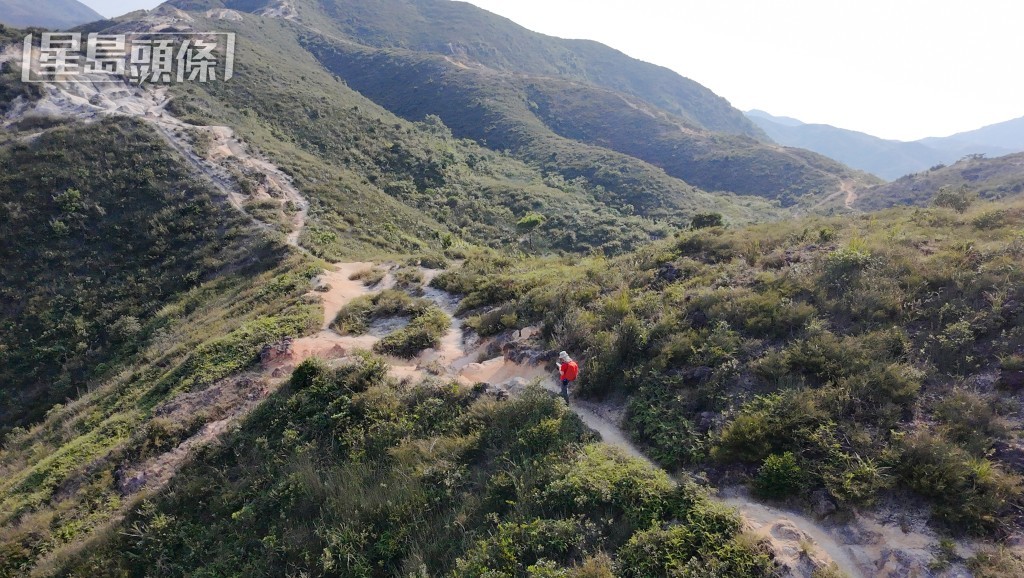 民安隊隊員登山搜索。梁國峰攝