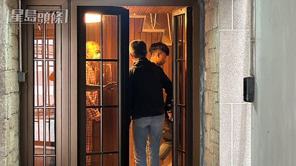 探員在屋內調查。梁國峰攝