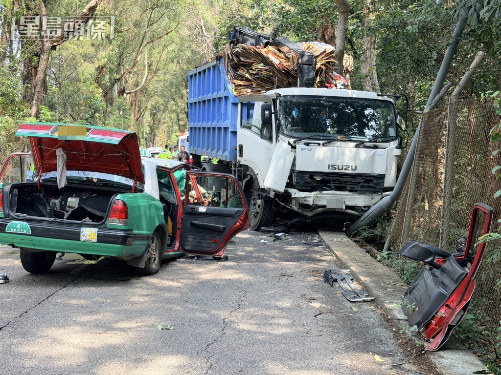的士與貨車對撼。