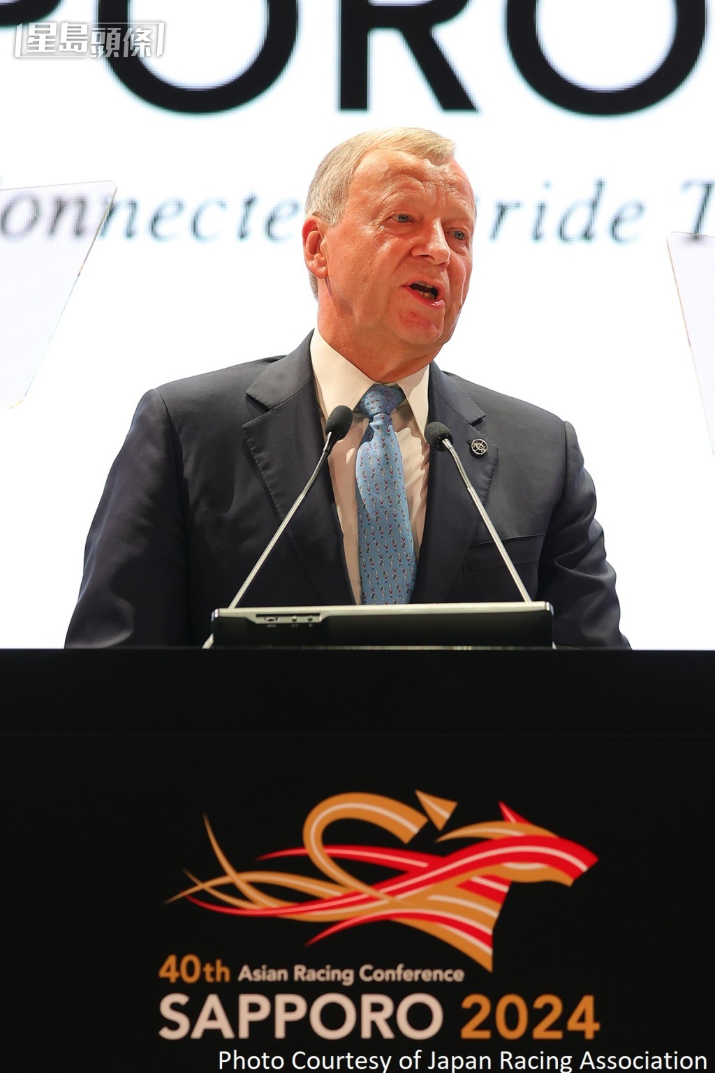 應家柏先生在第四十屆亞洲賽馬會議開幕禮上為一連三日的會議發表開幕辭。
