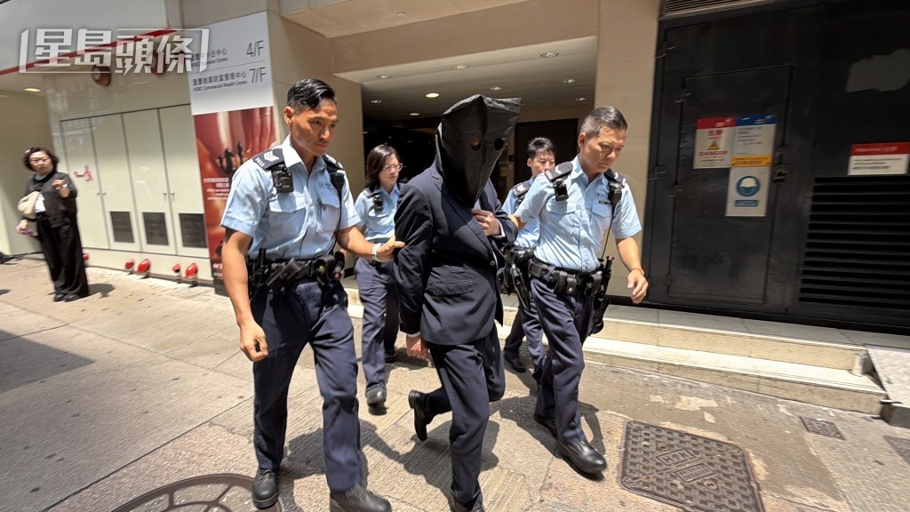 男子被警方以黑布蒙头拘捕带署。梁国峰摄