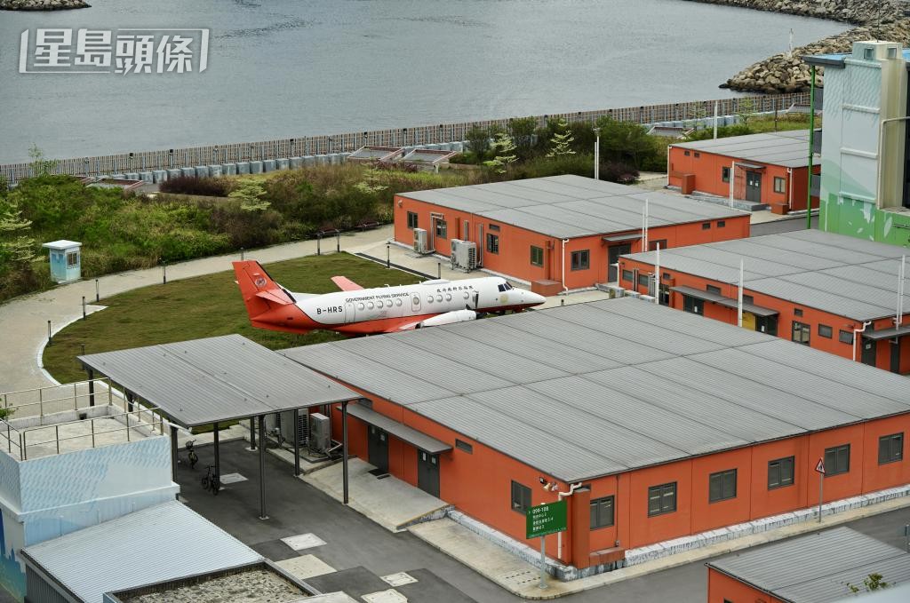 長期於啟德草坪展覽的政府飛行服務隊退役定翼飛機「捷流41」,與方艙同遭重門深鎖。 蘇正謙攝 長期於啟德草坪展覽的政府飛行服務隊退役定翼飛機「捷流41」,與方艙同遭重門深鎖。 蘇正謙攝