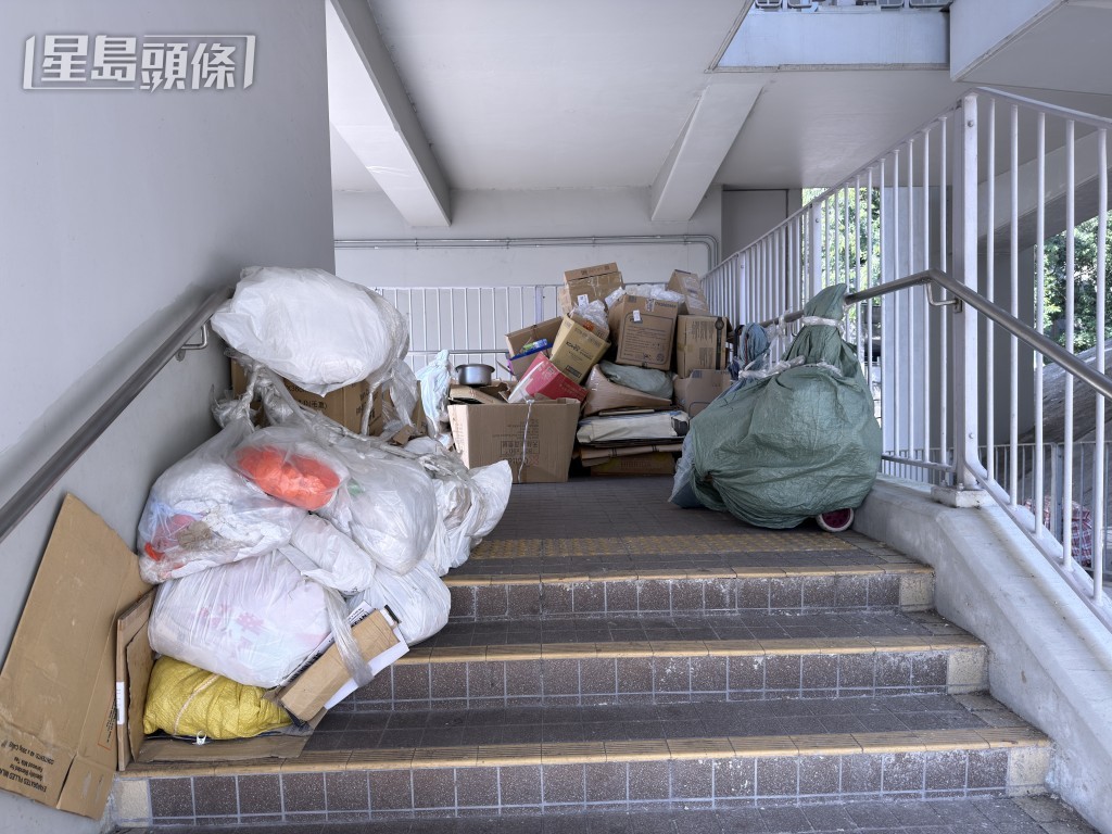行人天橋被霸佔擺滿雜物。 行人天橋被霸佔擺滿雜物。