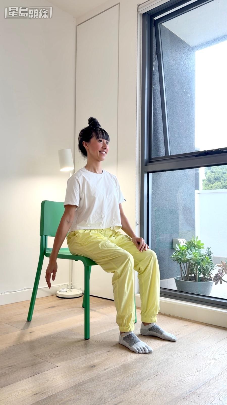 放松腹部练习｜2. 颈部与斜角肌伸展：坐着或站着都可以，先让肩膀自然放松；将一边手放在身体旁边，轻轻把肩膀向下沉（图片由受访者提供）