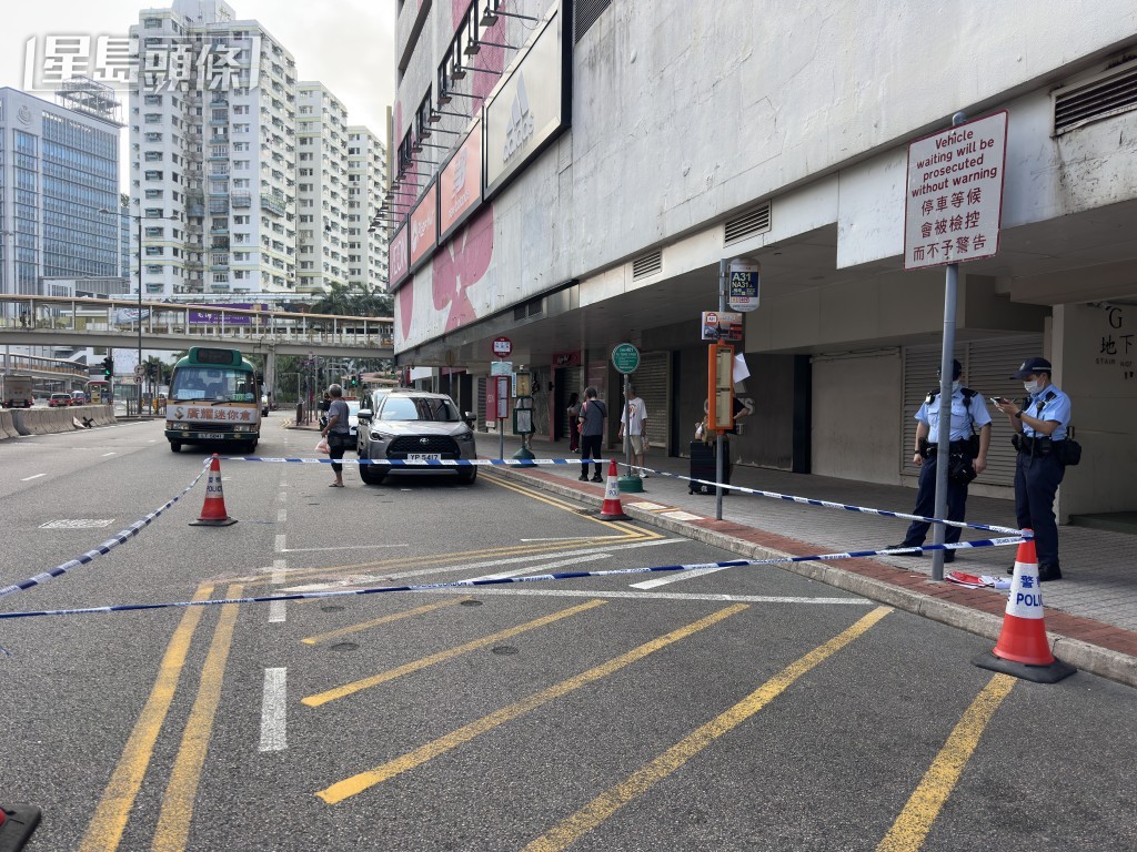 警員封鎖馬路範圍。 警員封鎖馬路範圍。