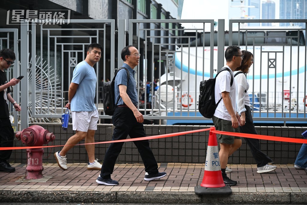立法會議員馬逢國(中)完成參觀後離場。(蘇正謙攝) 立法會議員馬逢國(中)完成參觀後離場。(蘇正謙攝)
