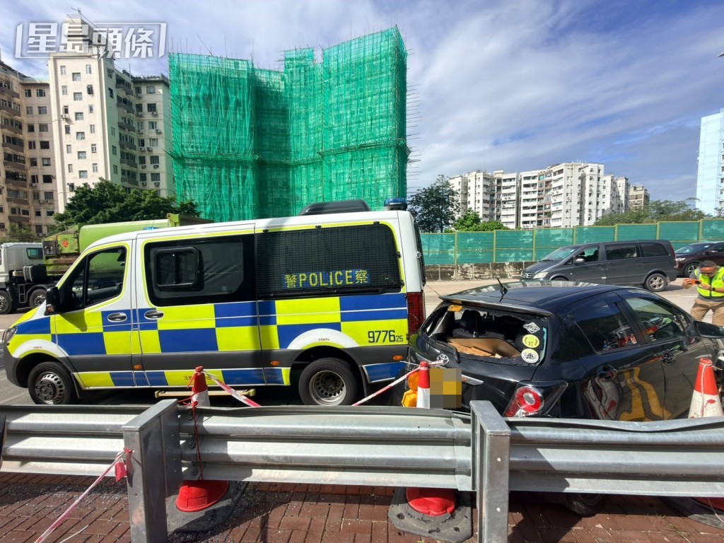 私家車撞及警車車尾。梁國峰攝
