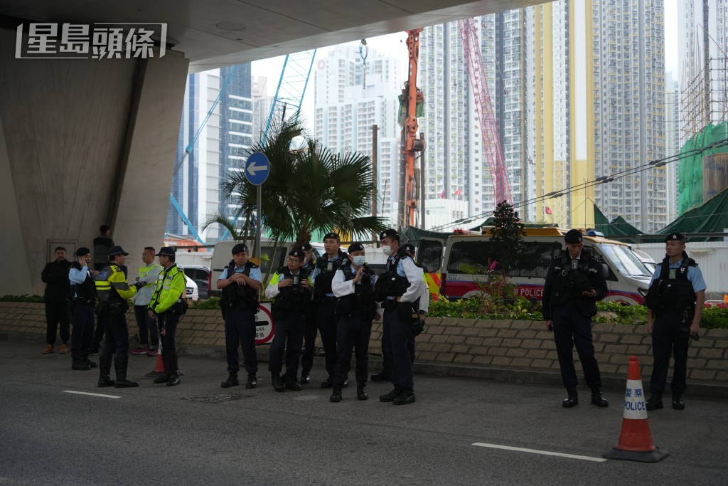 警方一如既往在法院外佈防。吳艷玲攝 警方一如既往在法院外佈防。吳艷玲攝