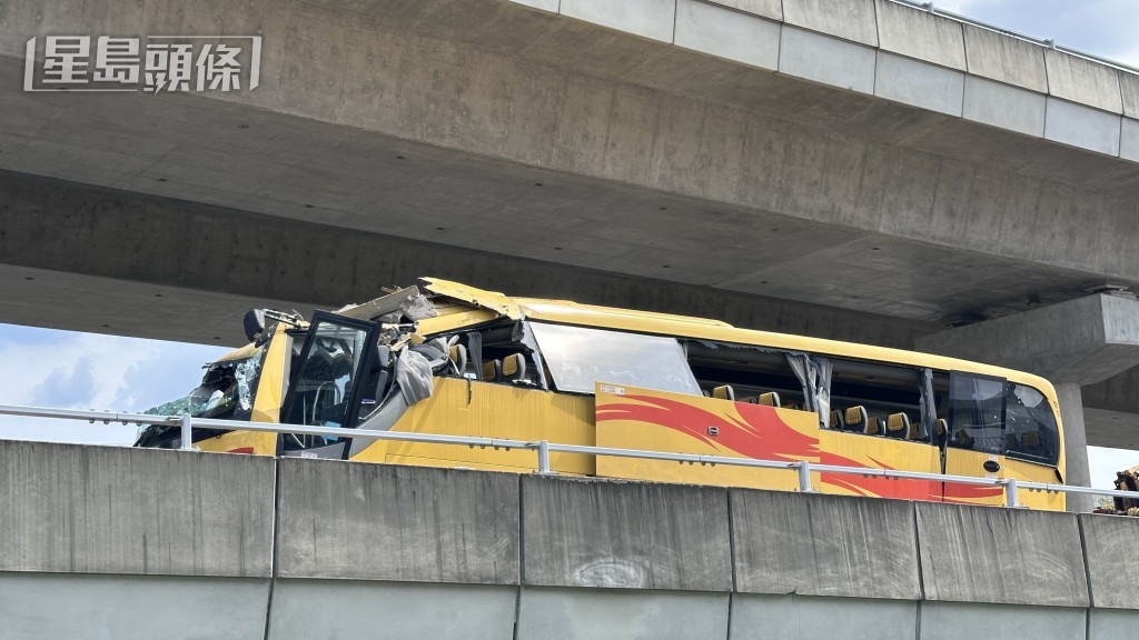 旅遊巴車頭被劏開。梁國峰攝
