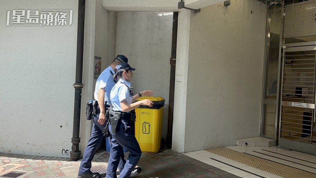 警員登樓調查。 警員登樓調查。