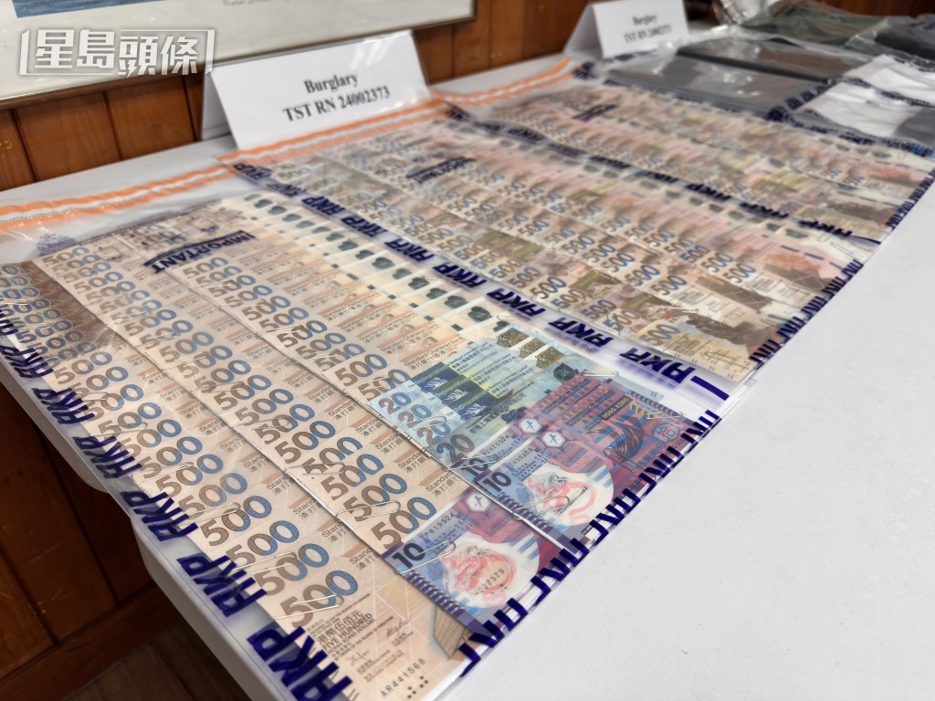 警方檢獲約8萬元現金。梁國峰攝 警方檢獲約8萬元現金。梁國峰攝