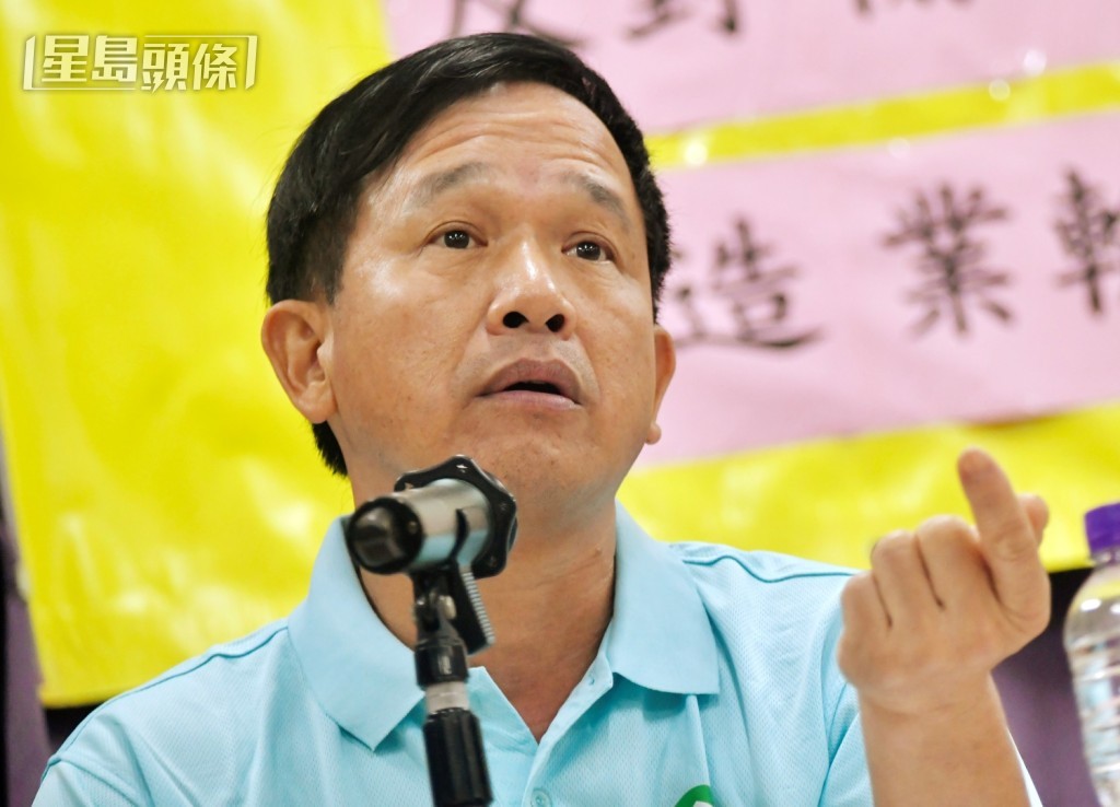 何炳德指八座大廈同時進行維修工程，認為此舉非常危險。資料圖片