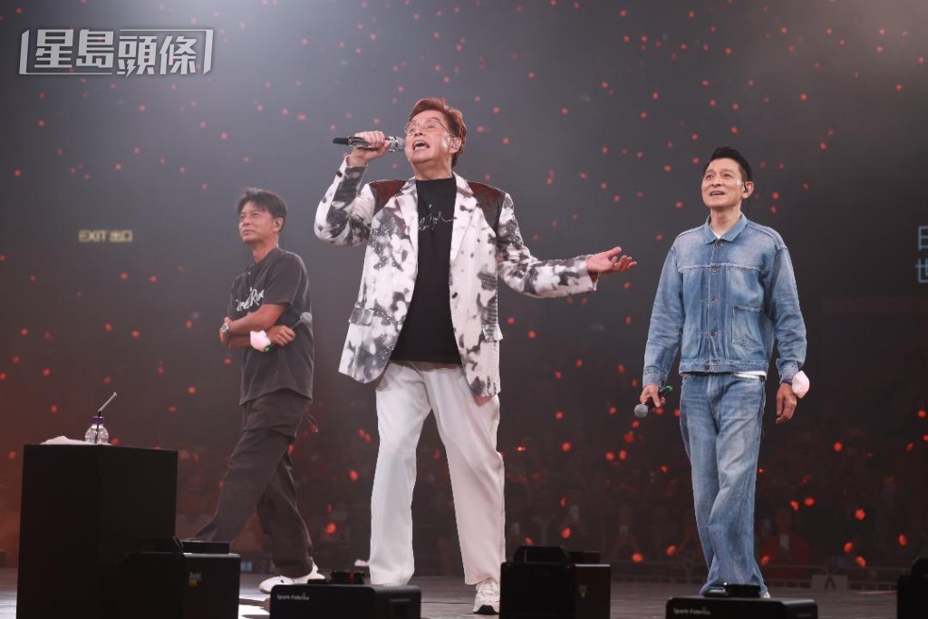 演唱會尾聲時阿倫拉了李克勤與劉德華上台。 演唱會尾聲時阿倫拉了李克勤與劉德華上台。