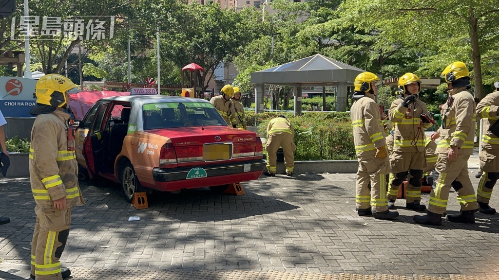 消防員到場救援。 消防員到場救援。