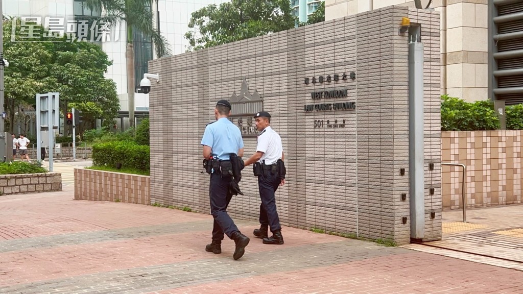 警方在法院外戒備。 警方在法院外戒備。