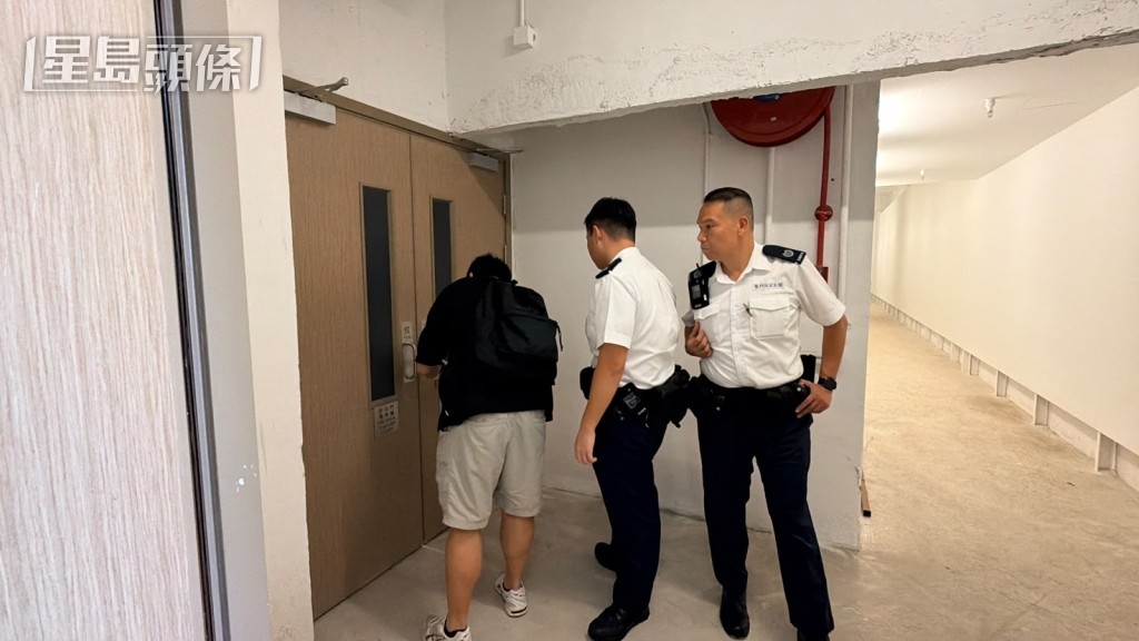 警方調查發現賊人撬開後門，潛入店內犯案。