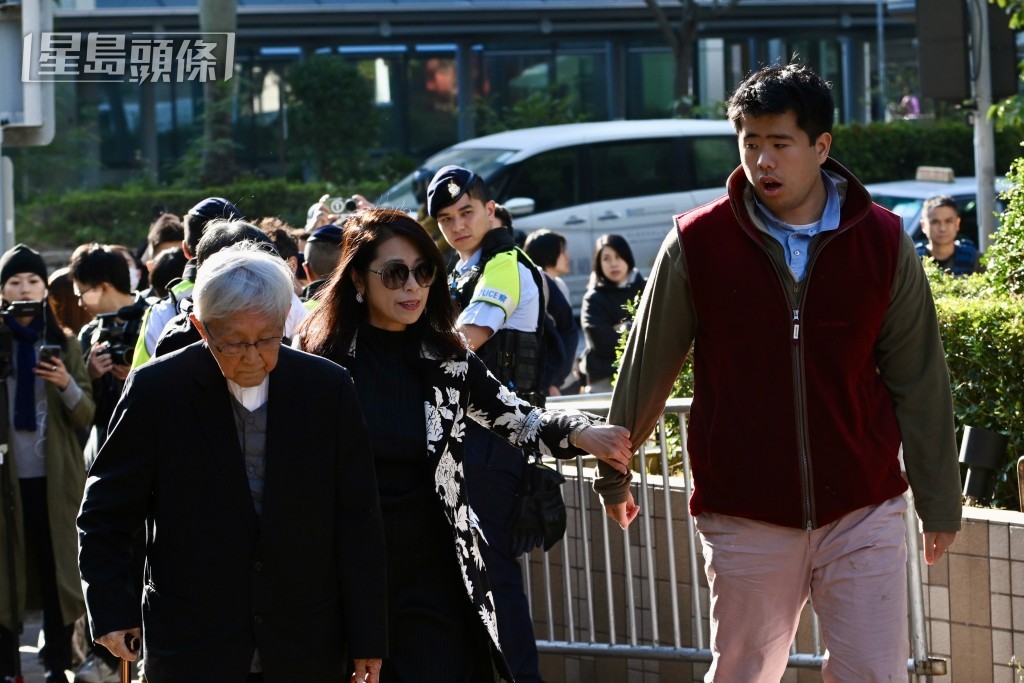 黎智英妻李韻琴、么子黎順恩及天主教香港教區榮休主教陳日君樞機同到庭旁聽裁決結果。劉駿軒攝