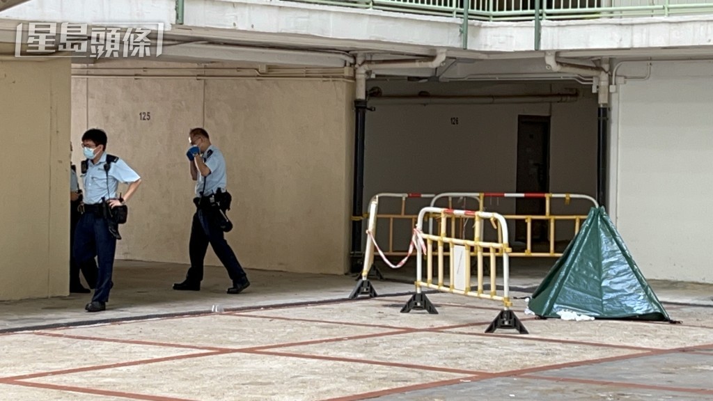 警員調查事件原因。楊偉亨攝 警員調查事件原因。楊偉亨攝