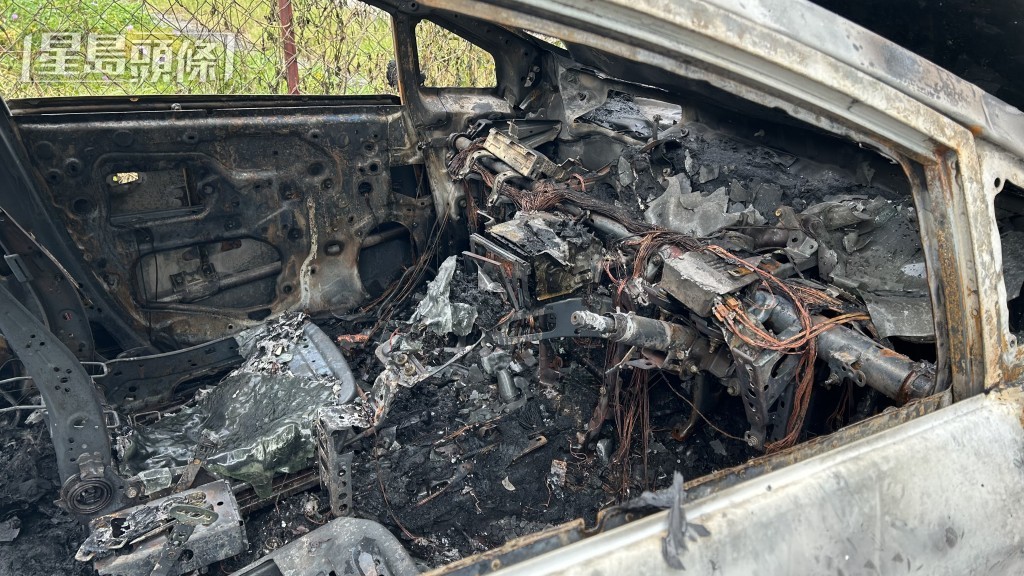 私家車付之一炬。 私家車付之一炬。