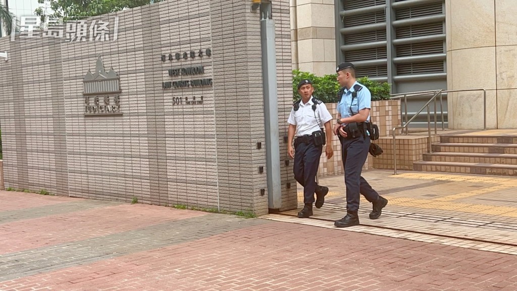 警方於法院外戒備。 警方於法院外戒備。