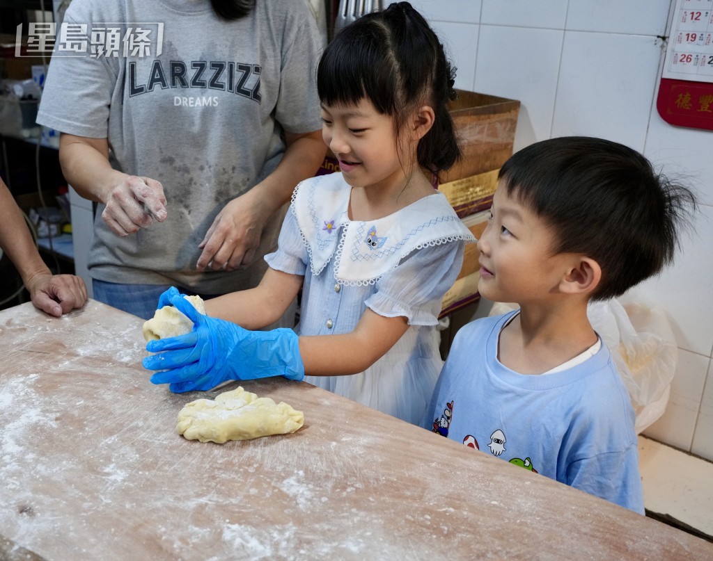 小朋友可于店中参加鸡仔饼工作坊 (每组最多4位),由搓揉面团开始学习。(图片来源:《亲子王》) 小朋友可于店中参加鸡仔饼工作坊 (每组最多4位),由搓揉面团开始学习。(图片来源:《亲子王》)