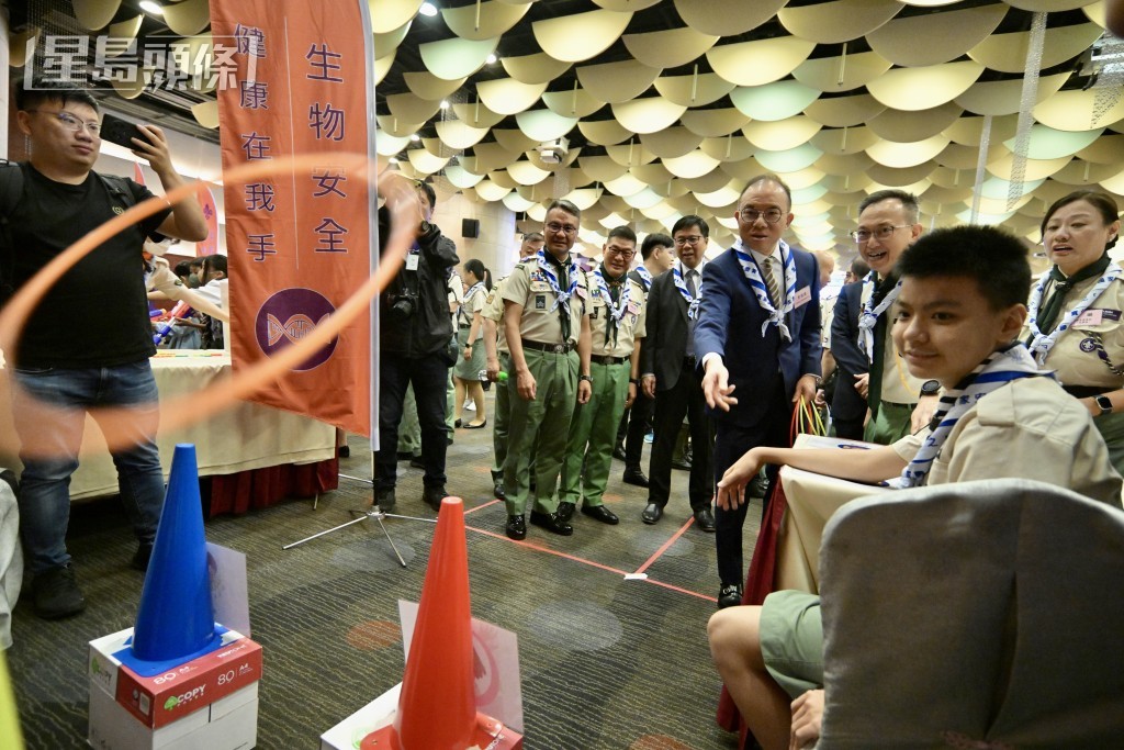 曾國衞參與攤位遊戲。蘇正謙攝