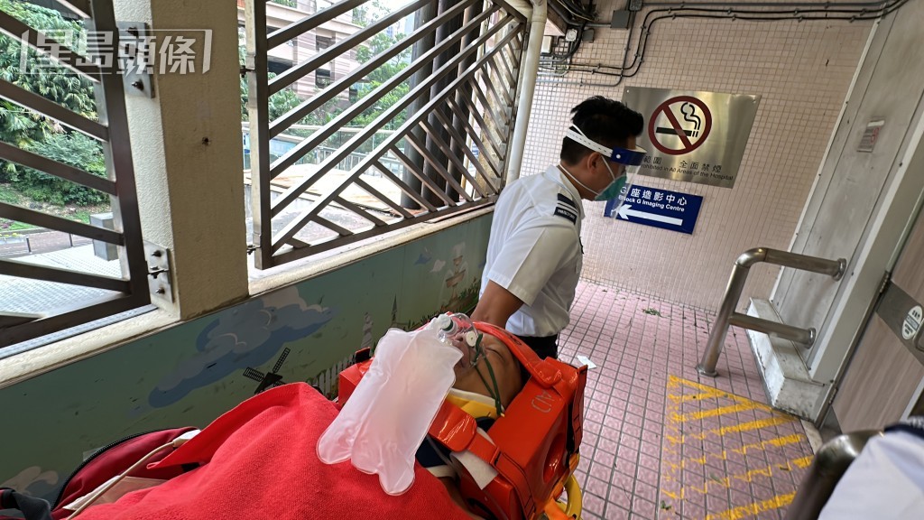 的士司机半昏迷,由救护员送院。梁国峰摄 的士司机半昏迷,由救护员送院。梁国峰摄