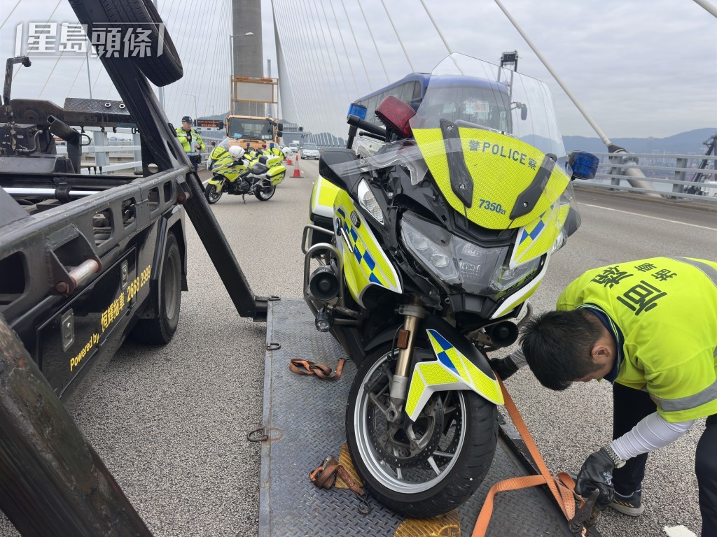 涉事警察電單車事後被拖走。梁國峰攝 涉事警察電單車事後被拖走。梁國峰攝